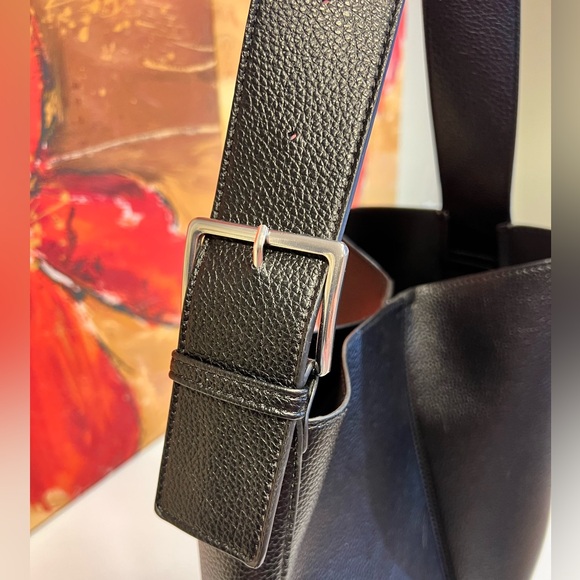 Black Pebbled Leather Shoulder Bag - Sleek Everyday Carry - Picture 3 of 5